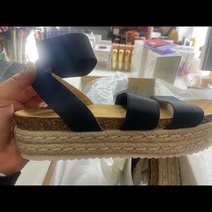 Size 7 Women’s platform sandal - black